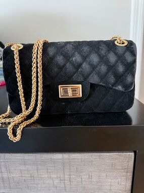 Source Unknown Black Quilted Velvet Shoulder Bag with Gold Chain Strap